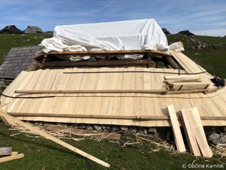 Preskarjeva koča na Veliki planini - obnova strehe (6)